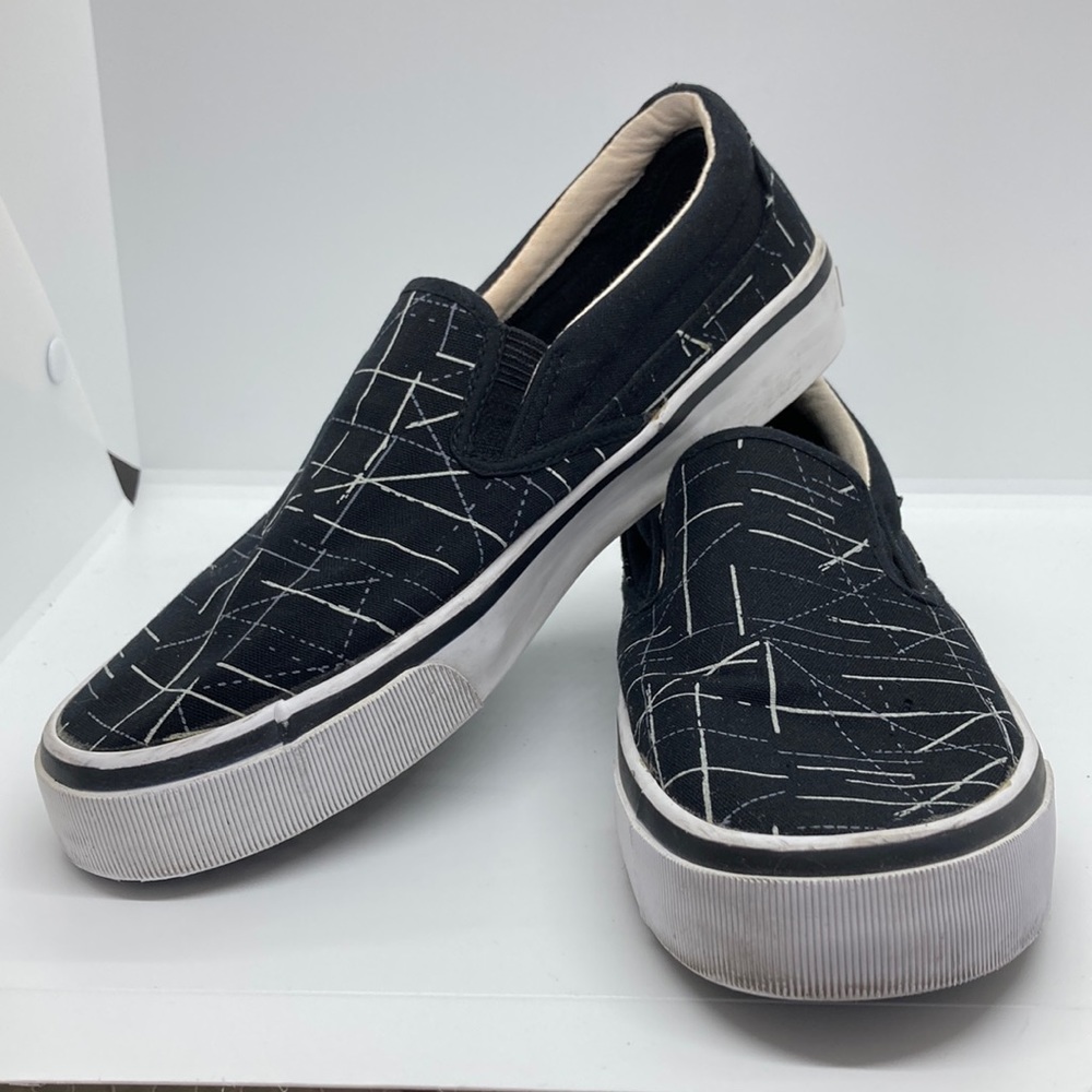 Airwalk Men’s Canvas Slip-on Sneaker Black/White- Size 8